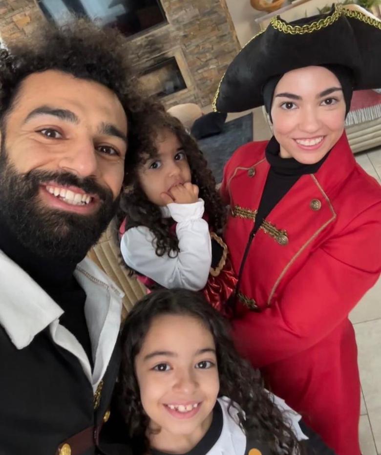 محمد صلاح وزوجته وبناته