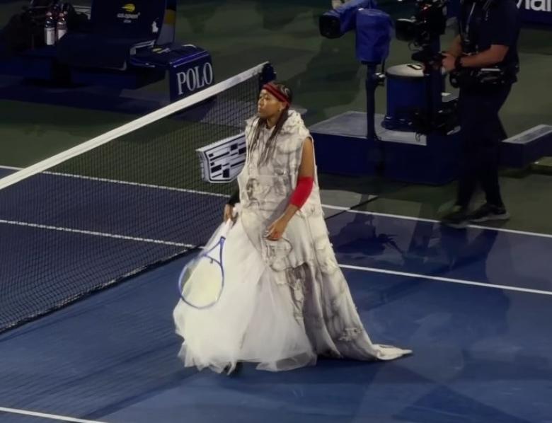 نعومي أوساكا تستحضر إرث ألين إيفرسون بإطلالة لافتة في بطولة US Open 2026