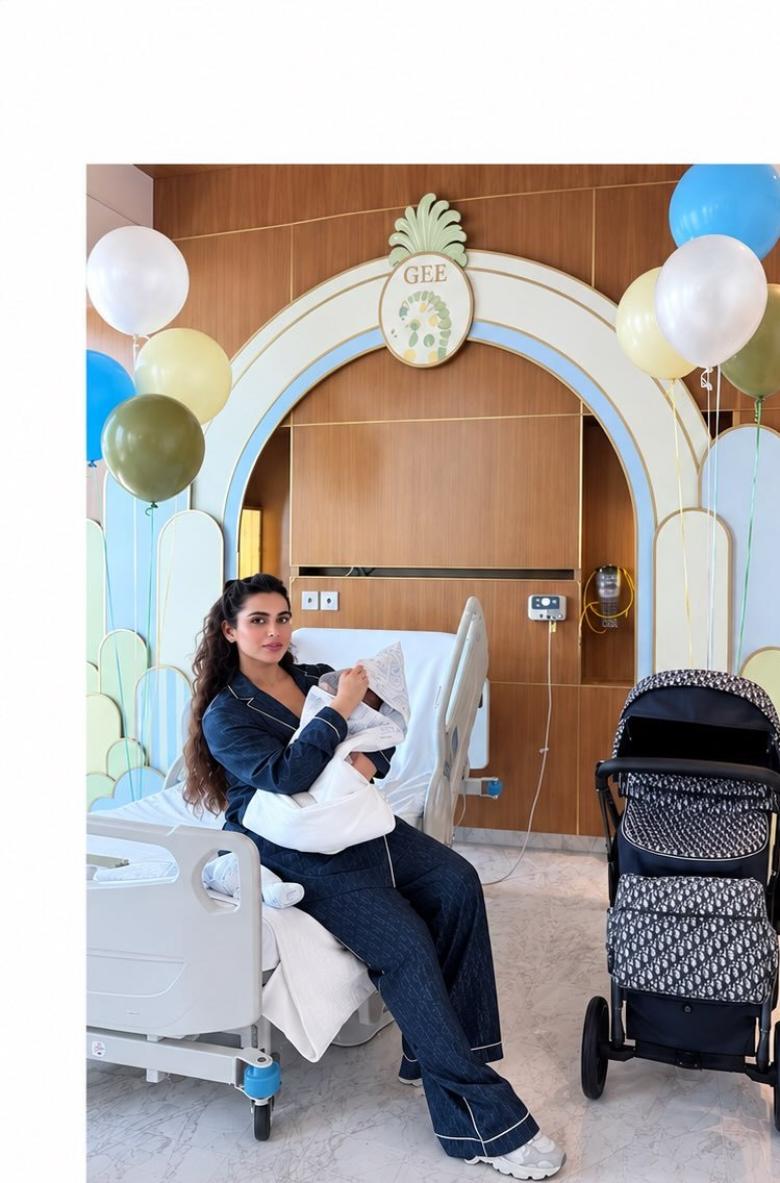 يومي بإطلالة حريرية من ديور بعد الولادة 
