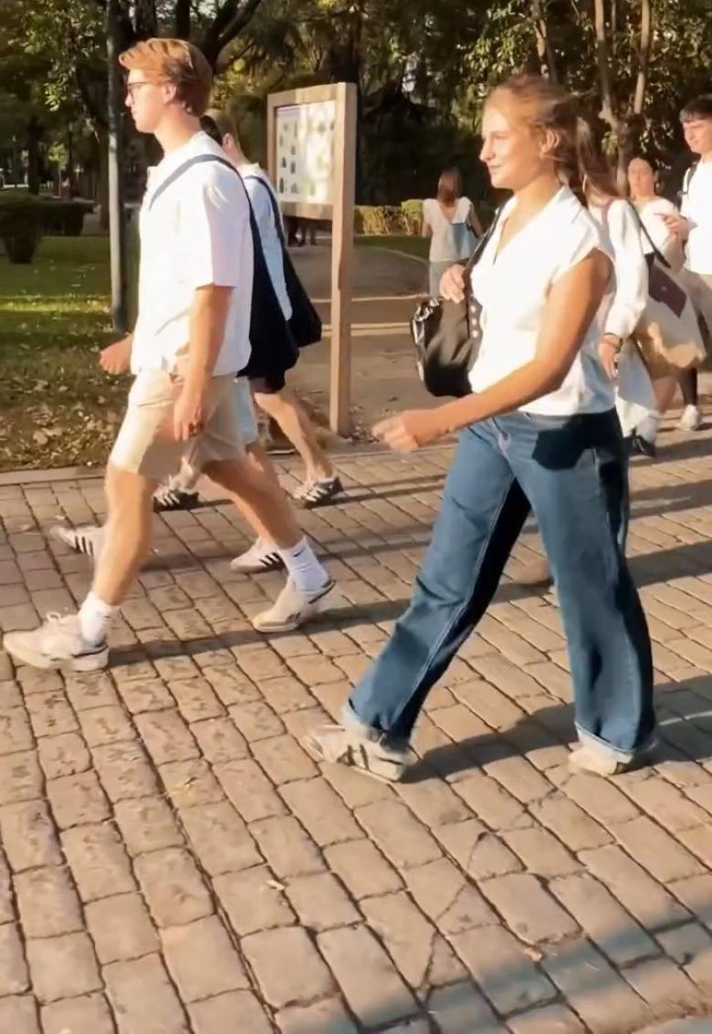 الأميرة ليونور بإطلالة جامعية عصرية من Zara وOnitsuka Tiger