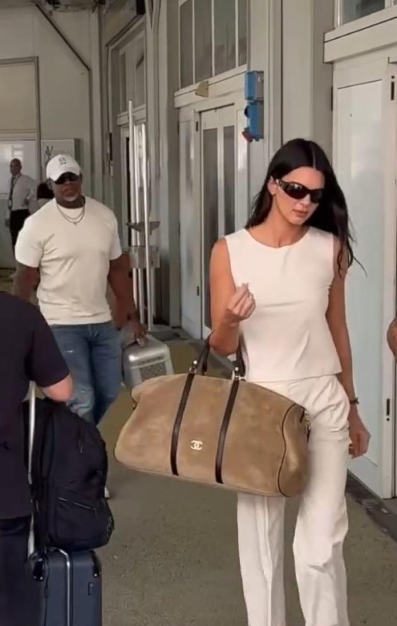 كيندال جينير تصل إلى فينيسيا بإطلالة بيضاء وحقيبة شانيل