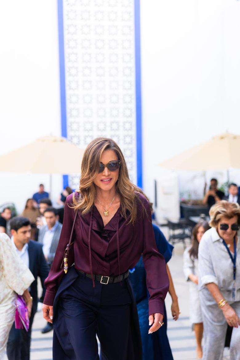 الملكة رانيا بإطلالة من لويفي تجمع بين الأناقة العصرية والبساطة الراقية - مصدر الصورة ©️ Royal Hashemite Court 
