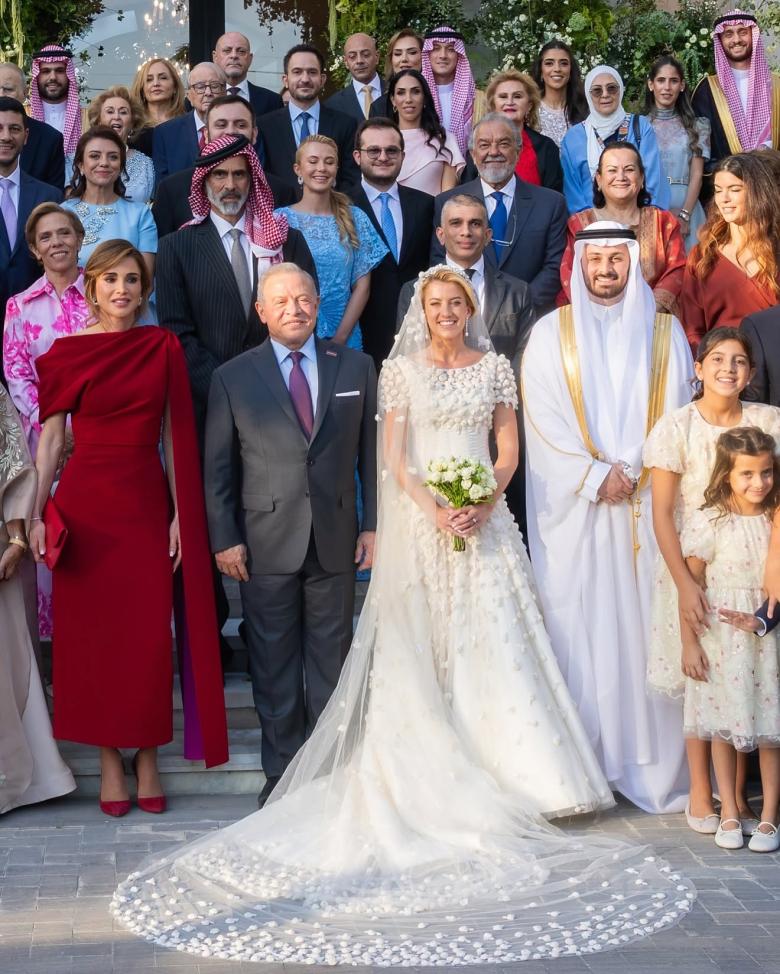الملكة رانيا بفستان أحمر من روكساندا في زفاف الأميرة سارة بنت فيصل