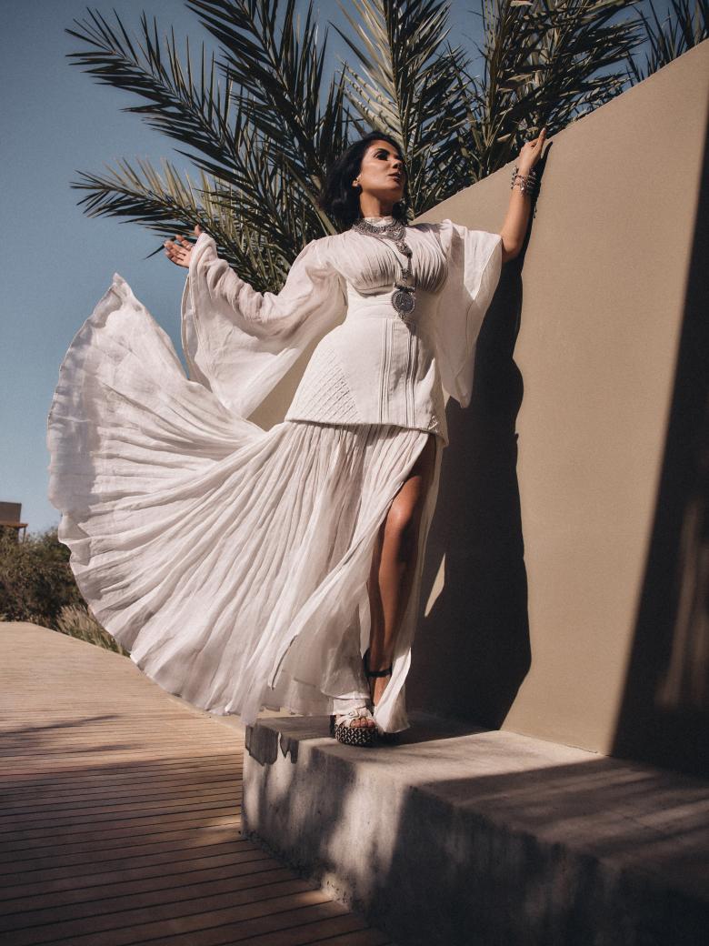 منى زكي بفستان أبيض بتفاصيل معمارية من Zimmermann - الصورة بعدسة عليا راضي 