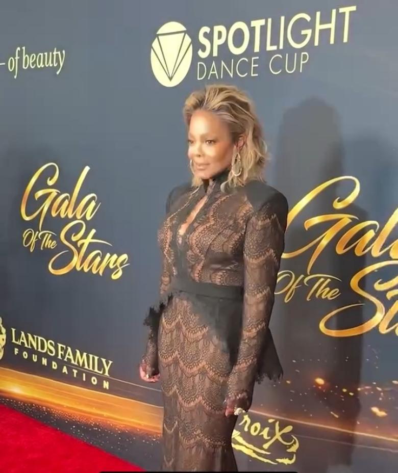 جانيت جاكسون بفستان دانتيل أسود شفاف في Gala of the Stars