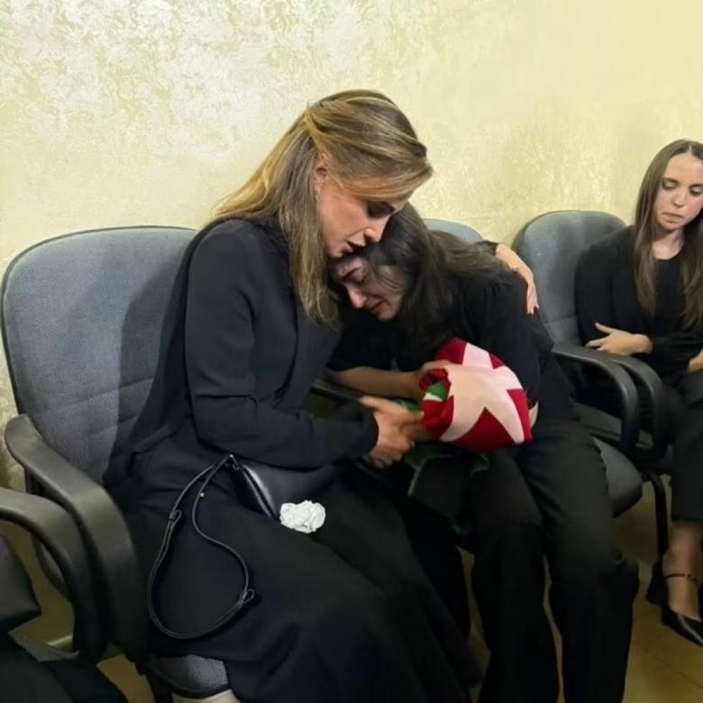 بالدموع والحزن الكبير.. الملكة رانيا والأميرة رجوة والأميرة سلمى في عزاء ضحايا كنيسة حمود - صورة متداولة