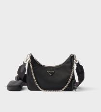 حقيبة من برادا Prada