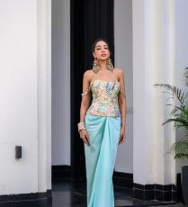 فستان لدى ايست بوتيك East Boutique