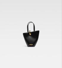 حقيبة من جاكوموس Jacquemus