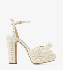 حذاء من اللؤلؤ من جيمي شو Jimmy Choo