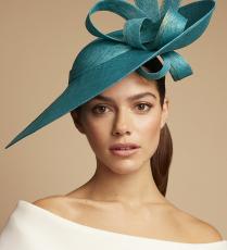 قبعة من Juliette Millinery 