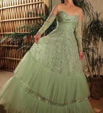 فستان من The Hour Dress