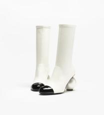 بوت أبيض من Chanel