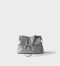 حقيبة من Prada 