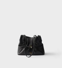 حقيبة من Prada 