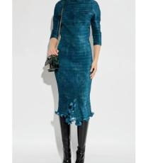  فستان من Fendi 