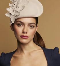 قبعة من Juliette Millinery