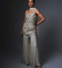 تصميم من Ritika Mirchandani