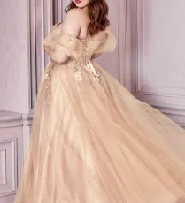 فستان من The Dress Outlet