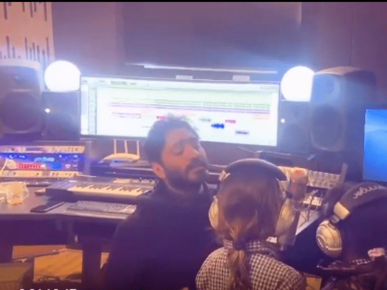 تامر حسني مع ابنتيه من الفيديو في الاستوديو - انستغرام @tamerhosny