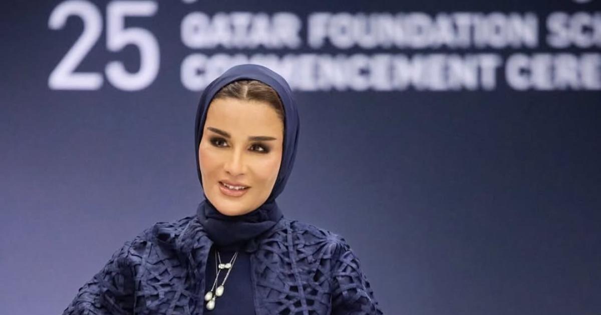 ET HIGHSTREET. الشيخة موزا بمعطف من الأورغنزا من علامة وضحة باللون الكحلي