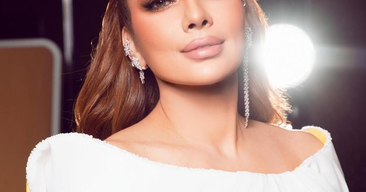 ET HIGHSTREET. أصالة تختار اللون الأبيض مع تفاصيل حيوية باللون الأصفر من توقيع نيكولا جبران خلال حفلها الأخير في الكويت 