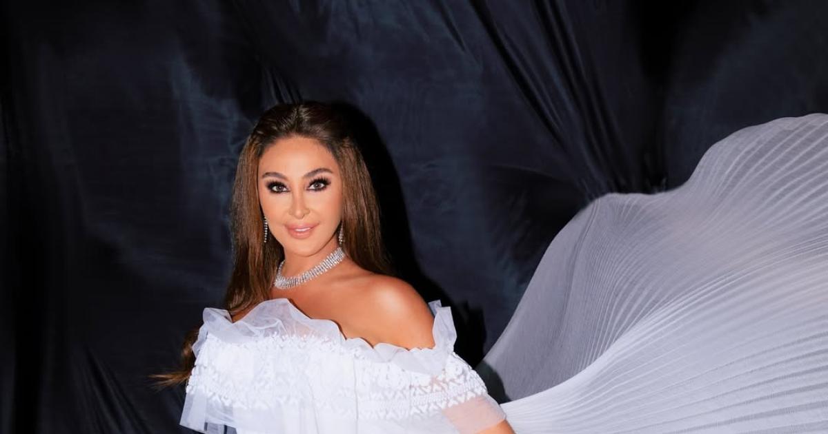ET HIGHSTREET. إليسا بإطلالة بيضاء صيفية ناعمة خرجت فيها عن أسلوبها المعتاد ببساطة أنيقة ولمسة أنثوية 