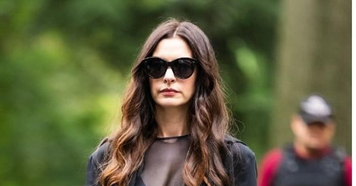 ET HIGHSTREET. إطلالة آن هاثاواي من موقع تصوير الجزء الثاني من فيلم The Devil Wears Prada تجمع الكلاسيكية مع الحداثة بتنسيق لافت 