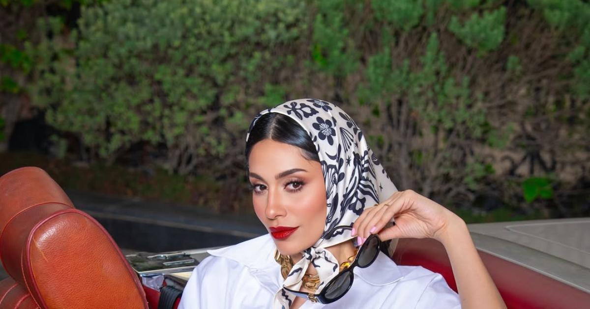ET HIGHSTREET. إلهام علي تعيد أسلوب الريترو بالفستان القميص والوشاح 