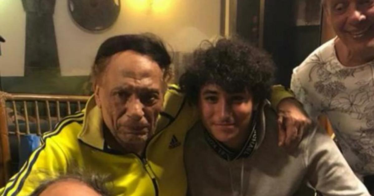 صورة جديدة لعادل إمام برفقة الكاتب أكرم السعدني وأفراد أسرته 