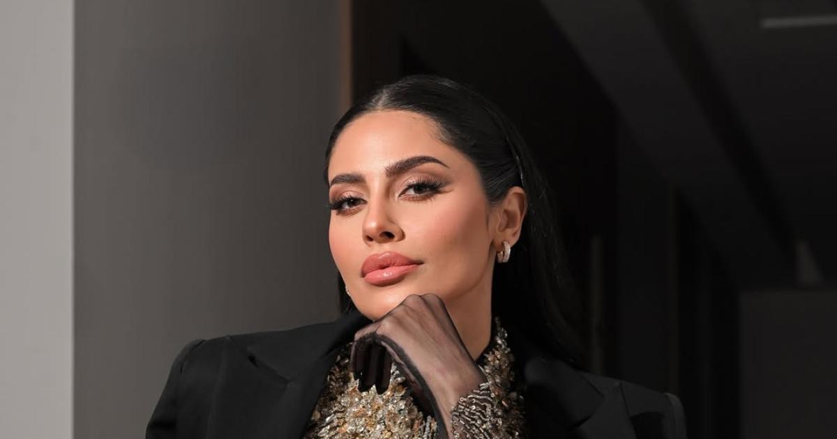 ET HIGHSTREET. إلهام علي تتألق ببدلة سوداء من بيتر عبد الكريم مزينة بتفاصيل ذهبية براقة وأكمام شيفون شفافة 