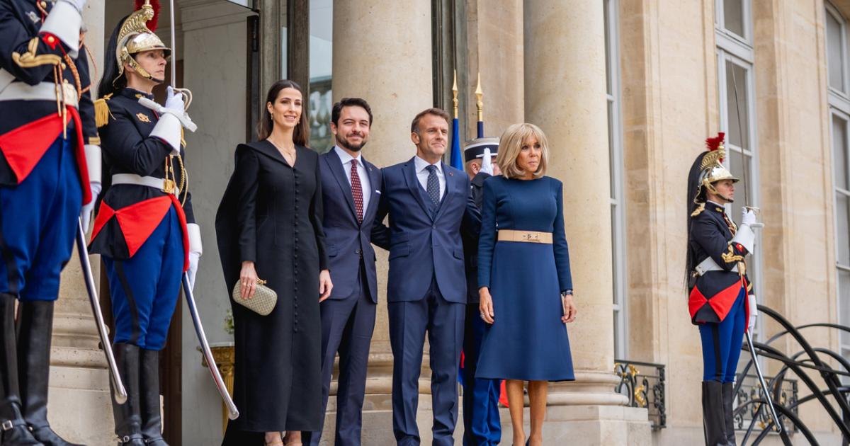 ET HIGHSTREET. الأميرة رجوة تتألق بفستان أسود كلاسيكي خلال لقائها بالرئيس الفرنسي ماكرون وزوجته في باريس بإطلالة أنيقة وناعمة تبرز رقيّها الطبيعي 