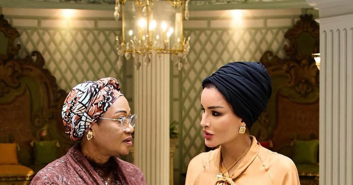 ET HIGHSTREET. الشيخة موزة تتألق بإطلالة خريفية راقية خلال استقبال السيدة الأولى لنيجيريا في قصر الوجبة. فستان كاميل من Ulyana Sergeenko مع توربان أنيق ومجوهرات ناعمة أكملت اللوك الملكي 