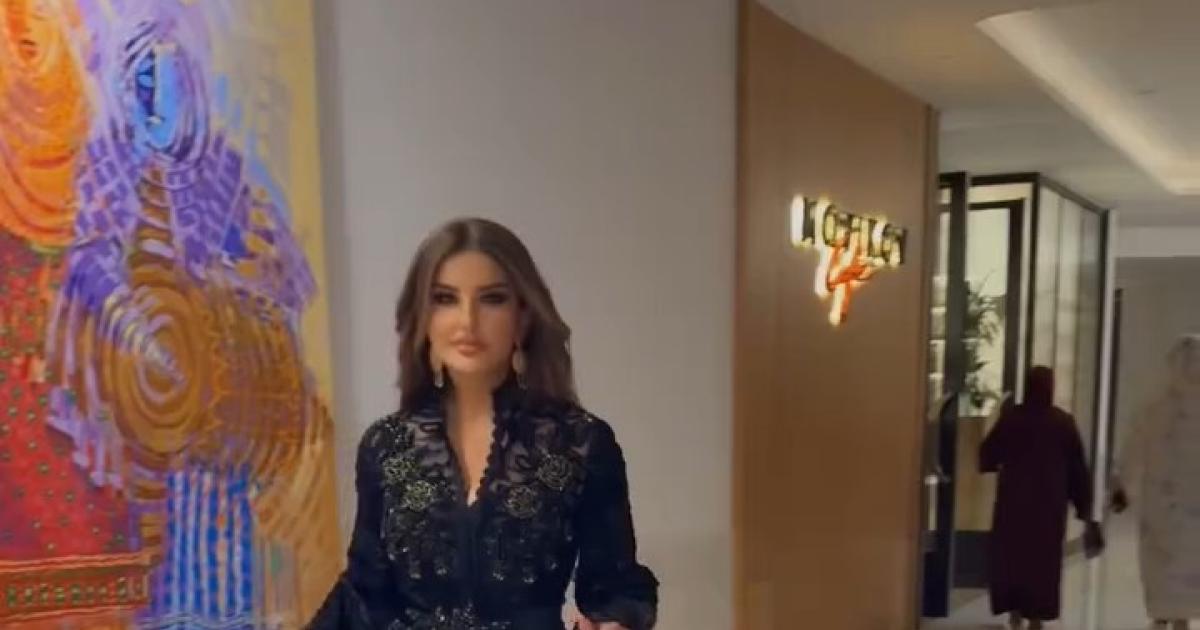 ET HIGHSTREET. شذى حسون تتألق بإطلالة شرقية أنيقة. قفطان أسود بتطريزات ذهبية من توقيع سلمى بنعمر، نسّقته مع مكياج برونزي وتسريحة ناعمة أبرزت جمال التفاصيل 