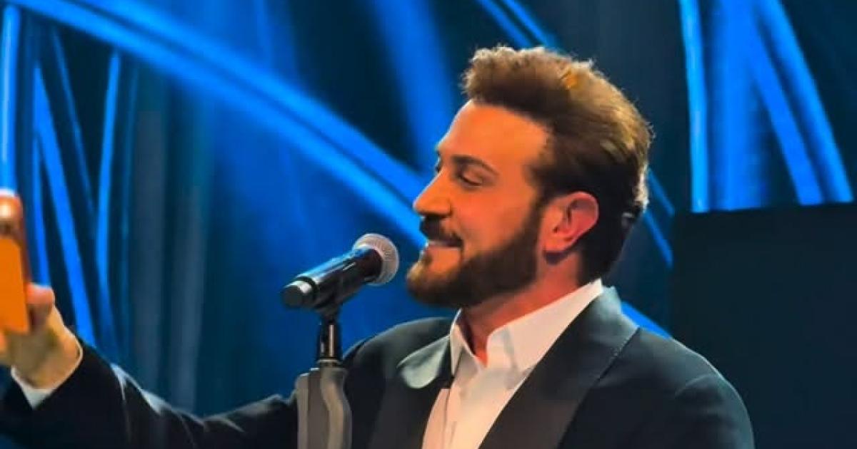ماجد المهندس من على مسرح حفله بأبوظبي يشارك جمهوره خبر خضوعه لعملية قلب، ويعبر عن شكره وامتنانه لطبيبه ولكل من كان معه 