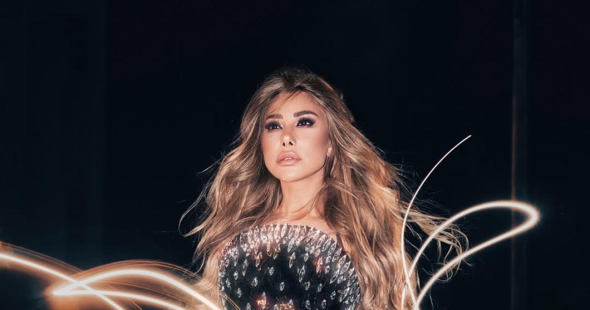 ET HIGHSTREET. نجوى كرم تتألّق في قطر بإطلالة سوداء براقة من توقيع جان لويس صبجي. فستان سترابلس مرصّع بالكريستالات وبقصّة ضيّقة أبرزت قوامها بأسلوب راقٍ وواضح 