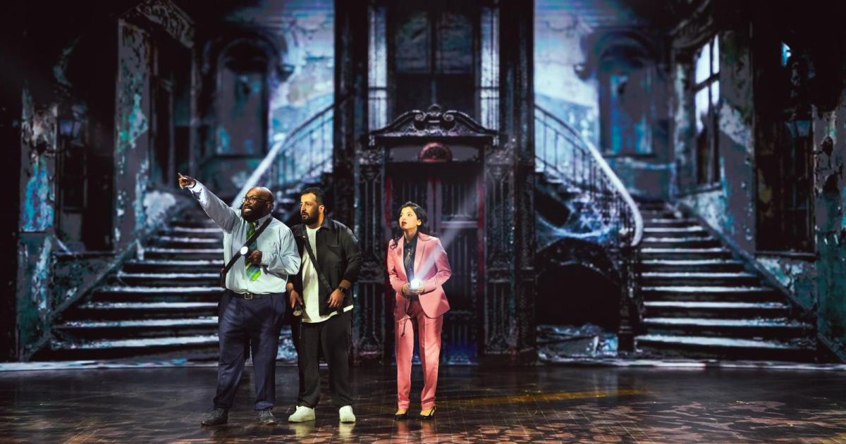 ET بالعربي يرافق نجوم مسرحية الدور السابع ويكشف كواليس طريفة | ET بالعربي