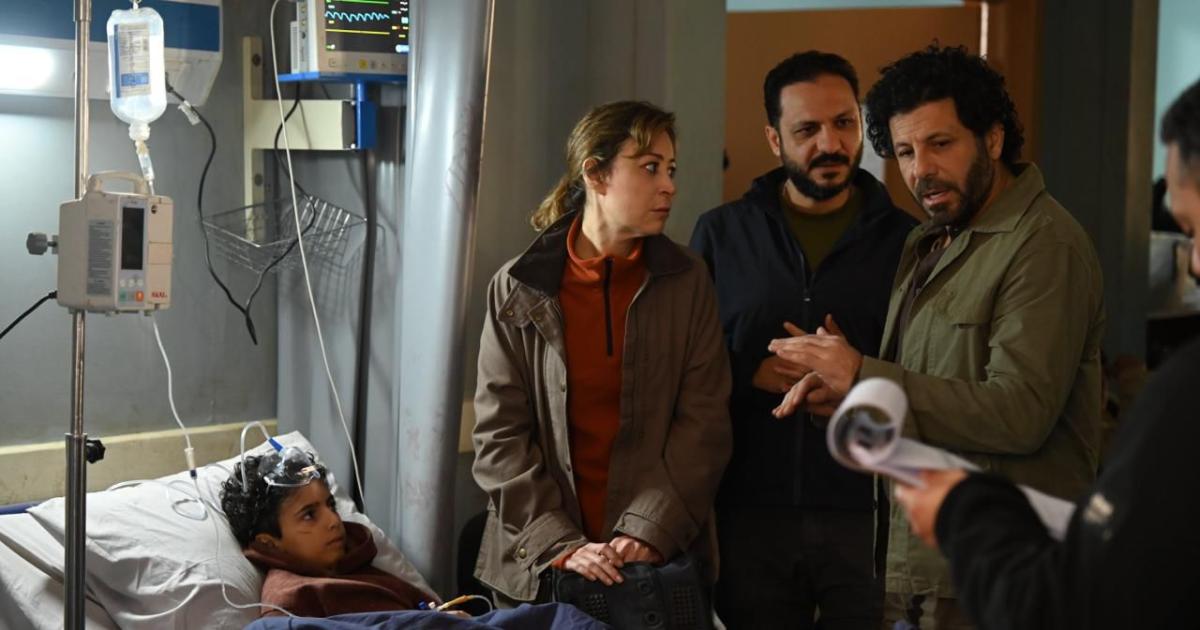 إياد نصار يبرز في كواليس مسلسل "صحاب الأرض" ويكسب إعجاب الجمهور