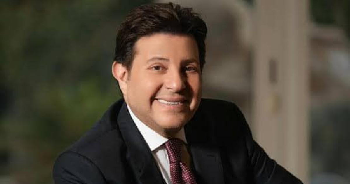 "نزيف حاد وتوقف عضلة القلب" منى عبدالغني تكشف تفاصيل الحالة الصحية لهاني شاكر 