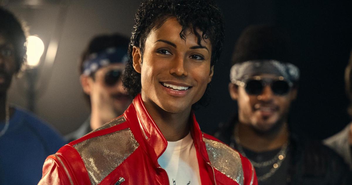 تفاعل عالمي وعربي مع طرح فيلم مايكل جاكسون 2026 Michael وسط إشادات واسعة بأداء جعفر جاكسون ومشاهد غنائية أعادت روح ملك البوب إلى الشاشة 