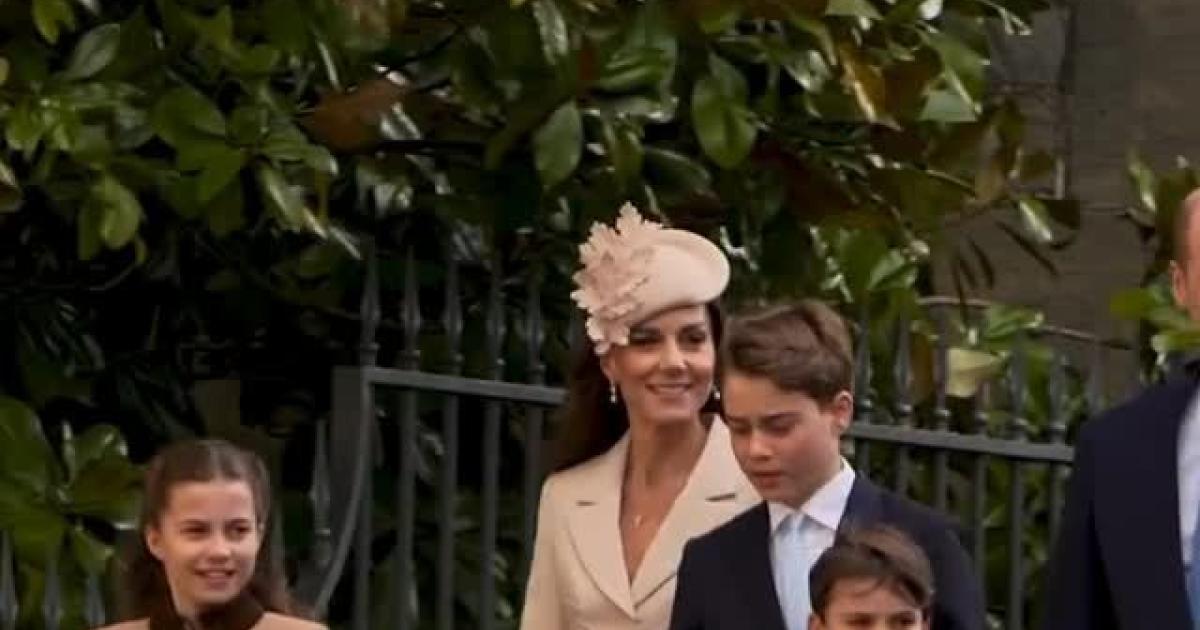 ET HIGHSTREET. كيت ميدلتون بفستان كريمي من Self-Portrait ومجوهرات ملكية تحمل إرث إليزابيث الثانية, والأميرة شارلوت بمعطف كلاسيكي وفستان أزرق في قداس عيد الفصح 