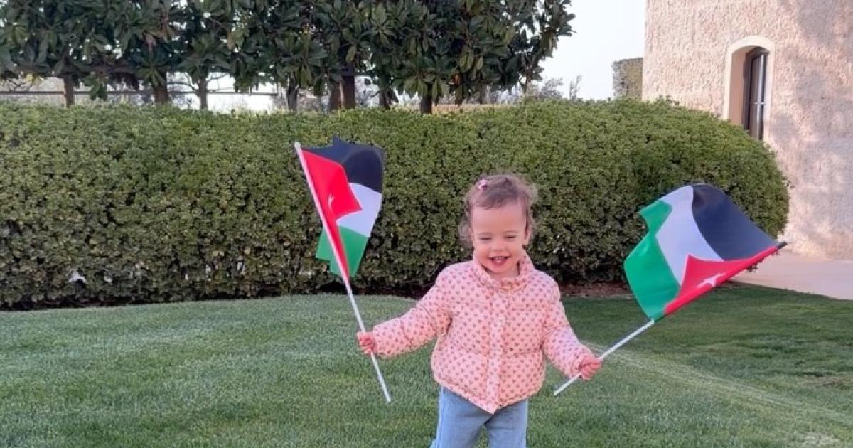 ET HIGHSTREET. في أجواء احتفالات يوم العلم، الأميرة إيمان بنت الحسين بإطلالة مرحة تعكس روح الطفولة والحيوية 