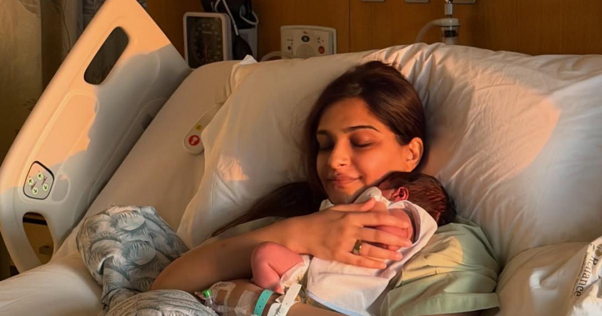 سونام كابور تشارك أول صورة مع مولودها من المستشفى نشعر بامتنان عميق وبركة كبيرة 