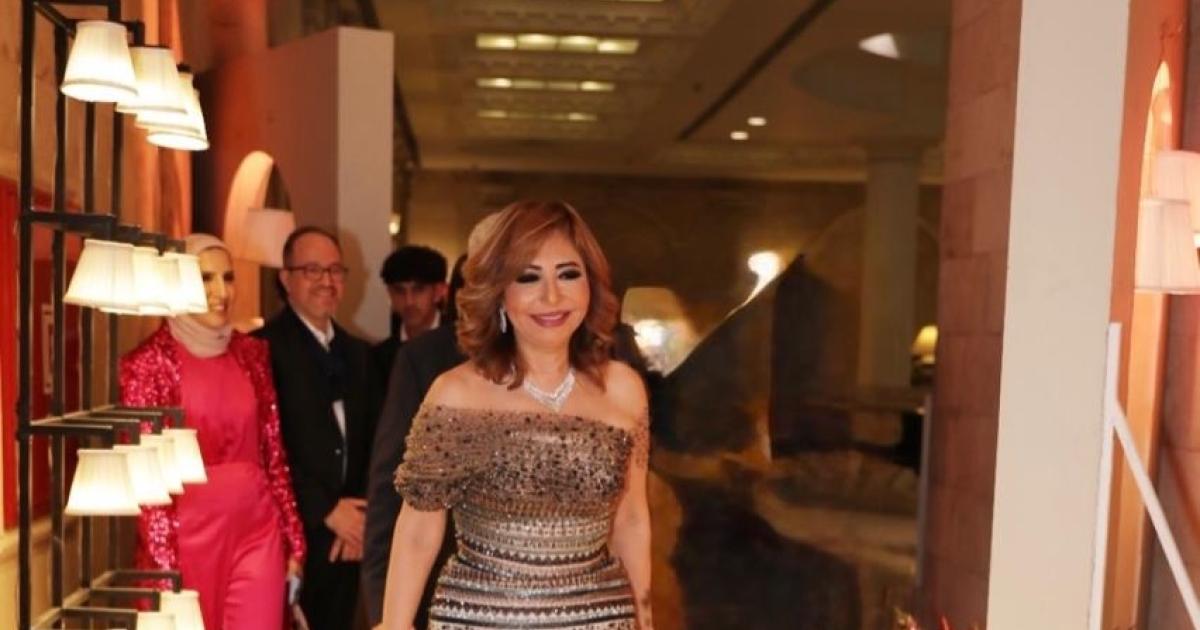 ET HIGHSTREET. لميس الحديديفي حفل خطوبة نجلها بإطلالة أنيقة وفاخرة، اختارت فيها فستاناً أوف شولدر بتطريزات لامعة 