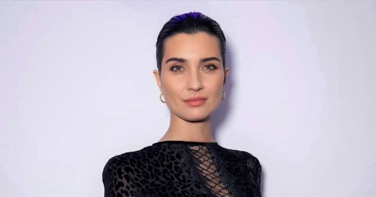 ET HIGHSTREET. بين الكلاسيكية واللمسات العصرية.. توبا بيوكستون تتألق بالأسود تفاصيل من المخمل والشراريب جعلت من حضورها حديث الجميع 