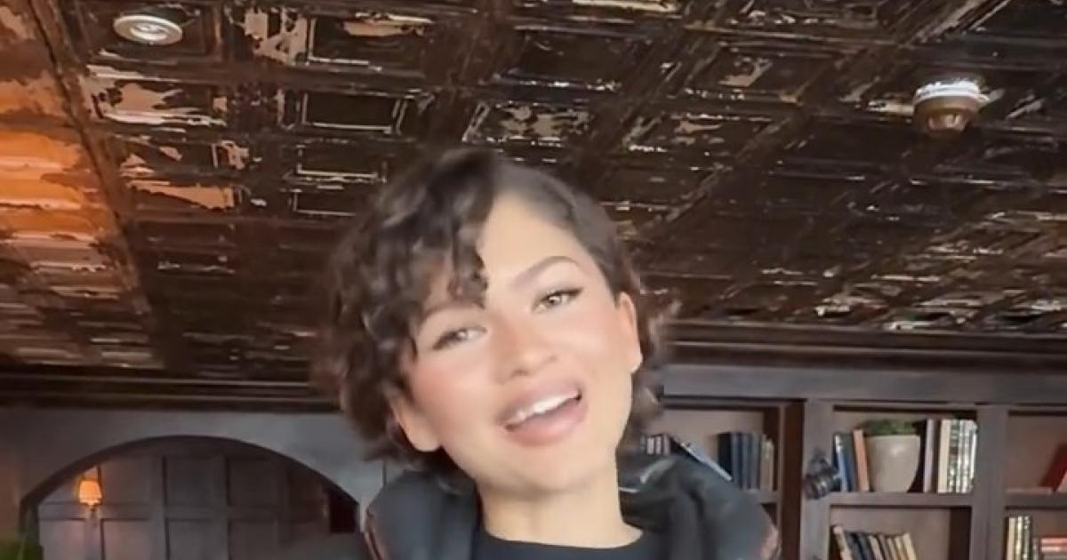 ET HIGHSTREET. زيندايا تخطف الأنظار بإطلالة مبتكرة، حيث حولت تي-شيرت إدوارد كولن من Twilight Saga إلى بيان موضة يجمع بين الحنين والدعابة، بتنسيق عصري مع بنطال أسود وحذاء Tabi من Maison Margiela 