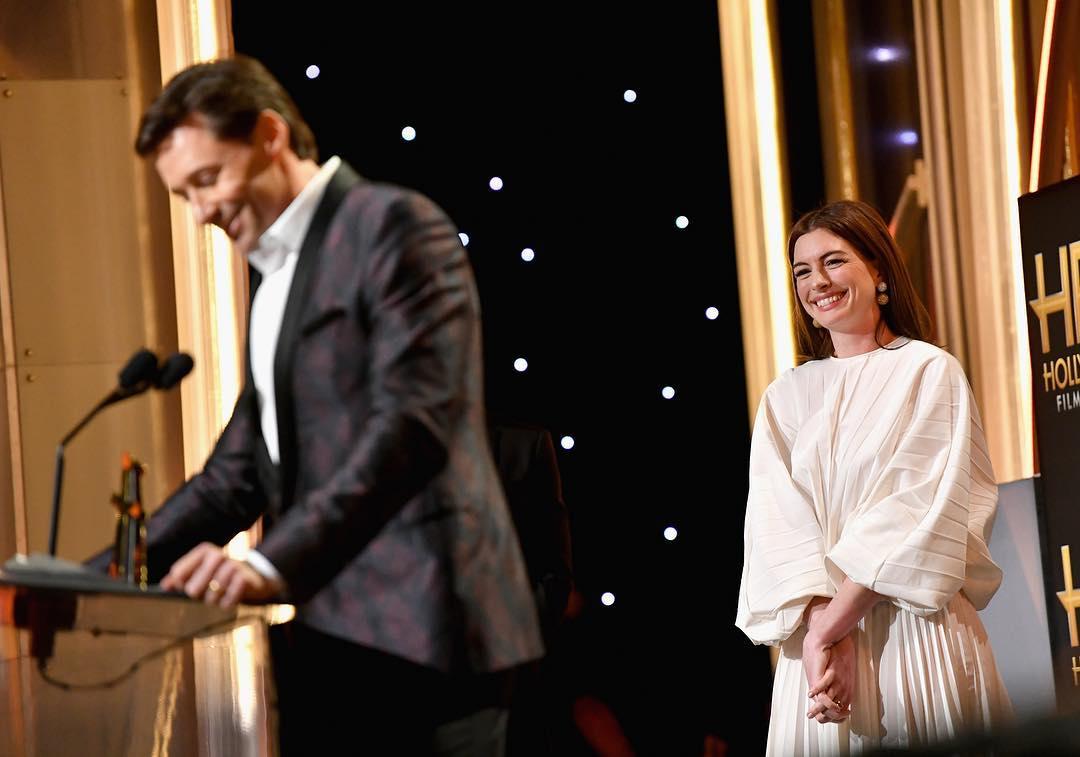  آن هاثاواي بفستان أبيض بسيط و ابتسامة تقدم جائزة الـCo-Star  في Les Miserables  هيو جاكمان 