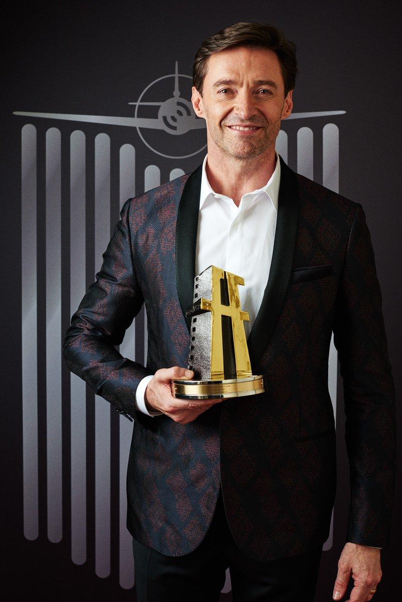 هيو جاكمان مع جائزة Hollywood Actor Award  لفيلمه "The Front Runner"