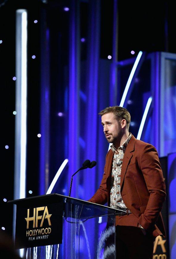  رايان غوسلينغ يقدم جائزة الـHollywood Director Award عن فيلم 'First Man' لـ Damien Chazelle