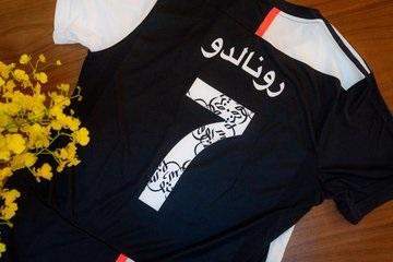 قمصان يوفنتوس تتزين باللغة العربية